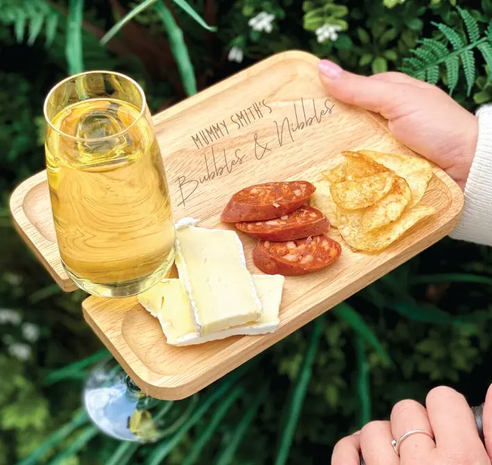 Tabla de quesos con soporte para vino al por mayor, mini tabla de madera personalizada con soporte para copa de vino