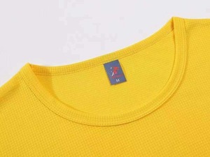 เสื้อยืดพอดีตัวสำหรับผู้ชายเสื้อฟิตเนสแห้งเร็วทำจากโพลีเอสเตอร์สีขาวพิมพ์ลายแบบเรียบพิมพ์ซับลิเมชันสำหรับ100 100% - Product Image 5