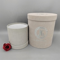 Boîte d'emballage en carton recyclé ronde avec logo personnalisé, fleurs, et accessoires en ruban pour emballage cadeau