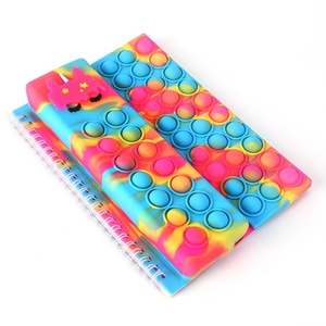 Lot <span class=keywords><strong>de</strong></span> 2 : Bloc-notes A5 spirale Licorne Pop It Fidget et <span class=keywords><strong>Trousse</strong></span> à crayons en silicone anti-stress à bulles pour enfants, fournitures scolaires (personnalisable) - Product Image 5