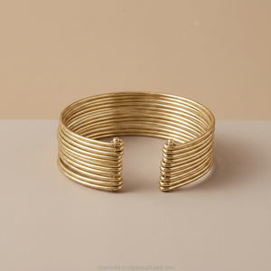 Brazalete Unisex Hecho a Mano para Fiestas, Elegante y Clásico de Latón, Bañado en Metal Color Plomo, Diseño Redondo Plano - Product Image 4
