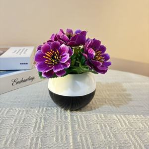 Pot de fleurs artificielles Paulon avec fleurs en soie marguerite et palmier pour la décoration de bureau et de la maison, 16 cm de haut, vase noir et blanc - Product Image 4