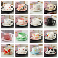 Ensemble tasse et soucoupe en céramique peintes à la main, design personnalisé mignon avec fleurs irrégulières et cœurs, mug à café en céramique avec assiette