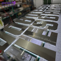 Enseigne extérieure 3D lumineuse personnalisée en laiton brossé, lettres en acier inoxydable rétroéclairées avec plaque de base en acrylique