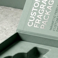 Boîte à parfum rigide de luxe sur mesure, style livre vert magnétique, avec insert ajusté pour présentation, pour emballage de parfum personnalisé