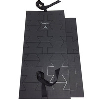 Boîte cadeau magnétique pliable noire avec motif géométrique brillant UV, logo en feuille d'argent et ruban en satin