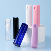 Flacon de parfum portable de 10 ml en plastique PP rechargeable, coloré, avec bouchon à vis, impression sérigraphique et pulvérisateur à pompe
