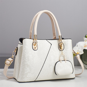 Sacs à main pour femmes en gros, pas chers, grands, noirs, décontractés, à bandoulière, avec fermeture éclair, décoration de lettres, imperméables, en PU et polyester - Product Image 6