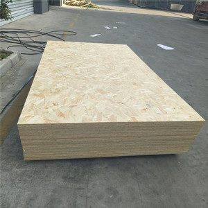 Panneaux OSB (Osson Board) en pin radié, fabriqués à partir de pin massif, pour la construction de meubles, murs, toitures et plafonds, surface finie - Product Image 4