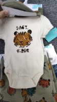 Summer Newborn Baby Boy Four-piece Cartoon Animal Dinosaure tiger Baby Onesie + Shorts + Chaussettes + Serviette baveuse