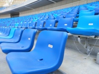 Sièges de stade moulés par soufflage à moitié rembourrés en PEHD pour les terrasses de stades et sites sportifs