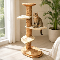 Arbre à chat rustique en écorce de chêne naturel de taille moyenne, avec poteaux à gratter en forme de tronc d'arbre et plusieurs plateformes en forme de feuilles