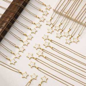 Collar con colgante de letra de cinco estrellas de acero inoxidable chapado en oro de 18 quilates, accesorios de joyería DIY para parejas - Product Image 1