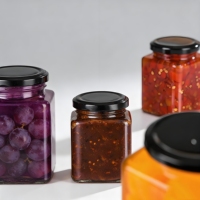 Vente chaude, échantillon gratuit d'usine, récipient alimentaire en verre transparent personnalisé de forme carrée, vide, 150 ml, pot de stockage avec couvercle à vis