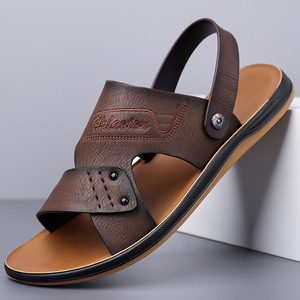 รองเท้าแตะหนังสีน้ำตาลสำหรับผู้ชาย พื้นหนา สวมใส่สบาย เหมาะสำหรับชายหาด สายรัดด้านหลัง โลโก้ลายนูน รุ่น 77510 - Product Image 1