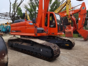 รถขุดไฮดรอลิก Doosan DX225LC มือสอง น้ำหนัก 22.5 ตัน นำเข้าจากเกาหลี รถขุดขนาดกลาง ชั่วโมงการทำงานต่ำ พร้อมเอกสารส่งออกครบถ้วน - Product Image 1
