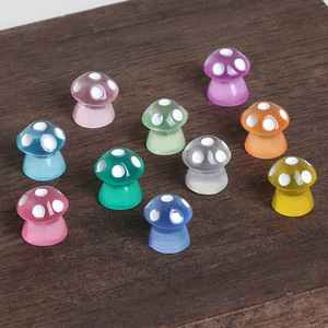 Precio al por mayor: Adornos de resina Kawaii con diseño de setas 3D para jardín de hadas, miniaturas de comida, dijes y modelos decorativos. - Product Image 4