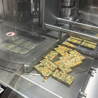 Ligne de production entièrement automatique de biscuits compressés et de barres énergétiques pour l'extérieur avec emballage flow-pack