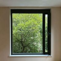 Fenêtre oscillo-battante en aluminium à rupture de pont thermique Aomeja avec système de micro-ventilation et moustiquaire, et combinaison de fenêtres fixes et à battants latéraux pour villa