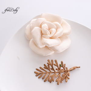 Flor <span class=keywords><strong>de</strong></span> Pelo <span class=keywords><strong>de</strong></span> Satén <span class=keywords><strong>de</strong></span> 8cm con Diseño <span class=keywords><strong>de</strong></span> Camelia, Elegante Accesorio Floral para el <span class=keywords><strong>Cabello</strong></span> para Mujeres y Niñas, Ideal para Bodas, Fiestas y Uso Diario - Product Image 4