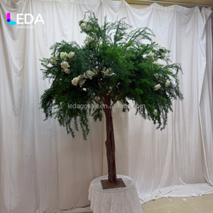 ต้นไม้ประดิษฐ์ดอกกุหลาบขาวและเฟิร์นสีเขียวแบบจำลองสั่งทำจากโรงงาน LEDA สำหรับตกแต่งทางเข้าเวทีงานแต่งงาน - Product Image 6