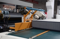 Machine automatique de couture de bordure de matelas avec bras robotique et rotation à 90 degrés pour les coins