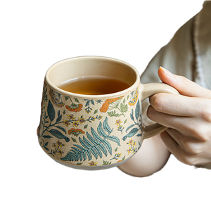 Mug à café en céramique vintage fait main, édition limitée, motif floral saisonnier classique, réutilisable et compatible lave-vaisselle - Product Image 1