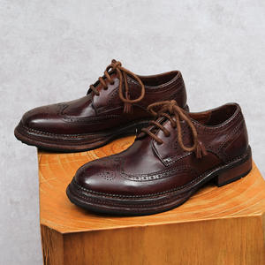 Chaussures en cuir à semelles épaisses en cuir de cheval fabriquées à la main avec un bout rond et des motifs de sculpture de ruisseau, chaussures en cuir habillées pour affaires - Product Image 1