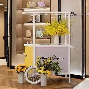 Petit chariot de vente ambulant à trois roues pour l'extérieur, idéal pour le café, les hot-dogs, la crème glacée, la restauration rapide, la charcuterie et les stands de limonade - Product Image 4