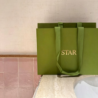 Sac cadeau en papier mat vert olive avec poignée en ruban tissé large vert assorti, logo en feuille d'or, sac de shopping de luxe pour boutique