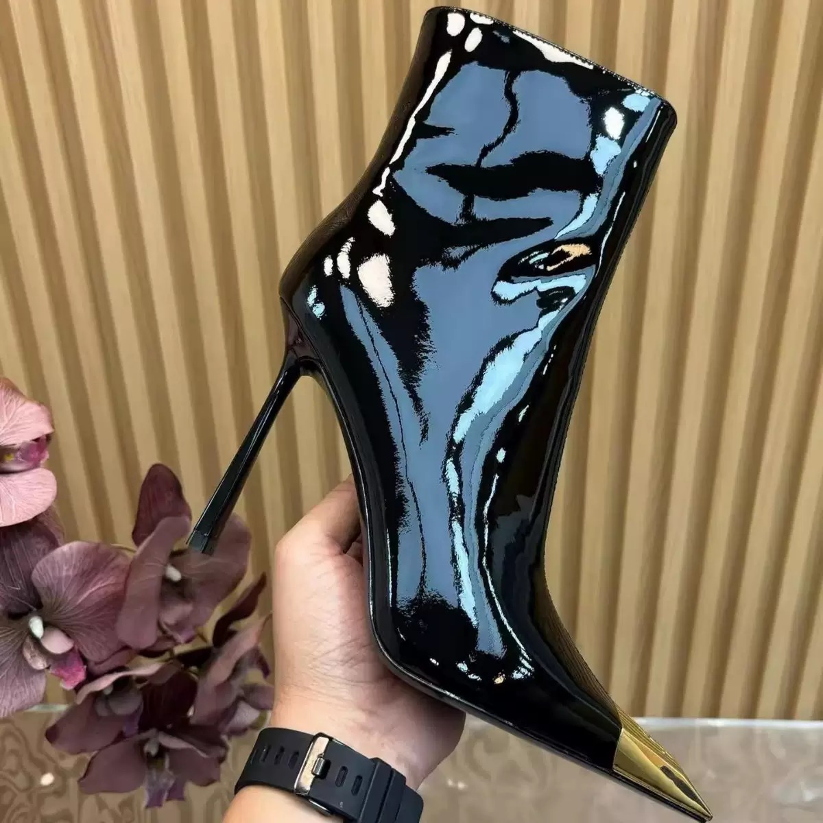 Noir brillant (hauteur du talon 9 cm)