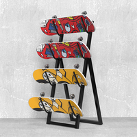 Support d'affichage portable moderne pour articles de sport Support en métal écologique pour scooter planche à roulettes Surf Ski Snowboard