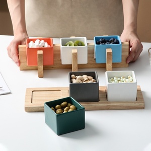 Set di Antipasti Moderno ed Ecologico, Vassoio Decorativo <span class=keywords><strong>in</strong></span> Bambù con Set di 3 Ciotole <span class=keywords><strong>in</strong></span> <span class=keywords><strong>Ceramica</strong></span> Colorata per Dessert e Snack - Product Image 1