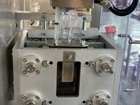 Machine d'emballage liquide de remplissage de sachets et de pochettes de forme spéciale entièrement automatique à ligne unique, contrôle PLC pour la sauce alimentaire, la mayonnaise