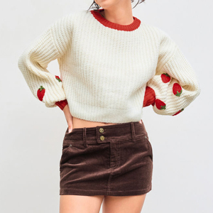 เสื้อสเวตเตอร์ผู้หญิงแบบถักลายสตรอว์เบอร์รี่ คอทรงกลม แต่งขอบตัดสี พร้อมปักโลโก้ตามสั่ง - Product Image 4