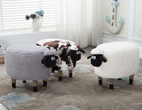 Tabouret mignon en forme de mouton de dessin animé, repose-pieds en peluche, pieds en bois massif, décoration de chambre d'enfant, pouf en velours doux pour le salon