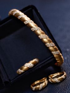 Juego de Joyería de Oro de 18K, Pulsera, Aretes y Anillo Personalizados, Listos para Enviar desde Fábrica en China, MOQ 1 Juego, Caja de Regalo - Product Image 3