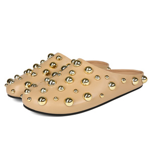 Mules plates en cuir rouge pour femmes, style mode, avec grandes boules argentées cloutées, bout rond fermé et rivets métalliques, vente en gros - Product Image 3