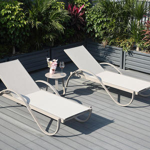 Chaise longue d'extérieur avec coussin amovible <span class=keywords><strong>et</strong></span> roulettes pour un déplacement facile, idéale pour la piscine, la plage, le bronzage <span class=keywords><strong>et</strong></span> la détente dans le jardin - Product Image 4