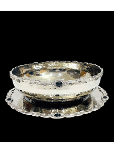 Assiette de service ronde en argent avec poignées papillon, métal poli, design classique pour les occasions de mariage - Product Image 3