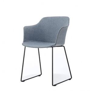 Forman-Silla de comedor de plástico francés para interiores, muebles de brazo de silla estilo minimalista rústico, con diseño de tienda de pizza - Product Image 1