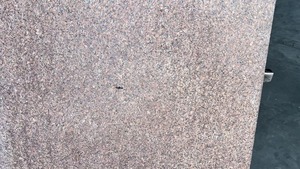 Lujosa losa de piedra Natural de granito flameado rojo Kharda, pared de azulejo pulido de diseño moderno para uso en el baño, el producto más buscado - Product Image 2