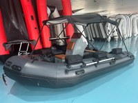 Bateau robuste RSA-HD420 gris foncé de 420 cm avec renfort de fond, console, auvent et échelle