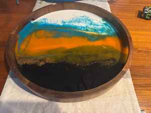 Bandeja de Madera Artesanal con Detalles Artísticos de Resina que Ofrece un Método Sofisticado para Servir Alimentos y Bebidas - Product Image 6