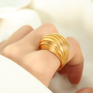 ต่างหูทรงเรขาคณิต โลหะผสมสังกะสี ชุบทอง 18K ชุดเครื่องประดับสำหรับงานปาร์ตี้ผู้หญิง ลายหยดน้ำ - Product Image 4