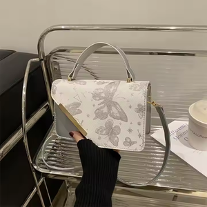 กระเป๋าถือสะพายไหล่ทรงวินเทจสำหรับผู้หญิง รุ่นใหม่ล่าสุดประจำฤดูหนาวปี 2025 ดีไซน์ทันสมัย ทำจากวัสดุ PU พร้อมซิปปิด  ตกแต่งด้วยลายปักรูปดาว  สไตล์สดใสและแฟชั่น - Product Image 4