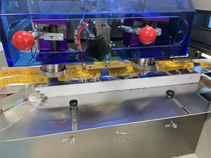 Macchina avvolgitrice automatica a flusso di bombe da bagno orizzontale - Product Image 3