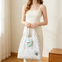 Sac écologique personnalisé à faible MOQ avec peluches pour figurines de dessins animés promotionnelles, porte-clés en peluche avec sac de courses pliable