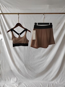 Nouvel ensemble de sport et yoga d'été avec soutien-gorge croisé anti-choc et pantalon-jupe à séchage rapide en nylon/cachemire - Product Image 3