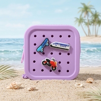 Aksesoris gantungan tas pantai kecil, ornamen motor, kereta cepat, skateboard, dan gantungan PVC bergaya kendaraan campuran.